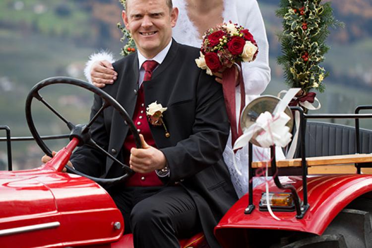 Brautpaar auf Porsche-Traktor