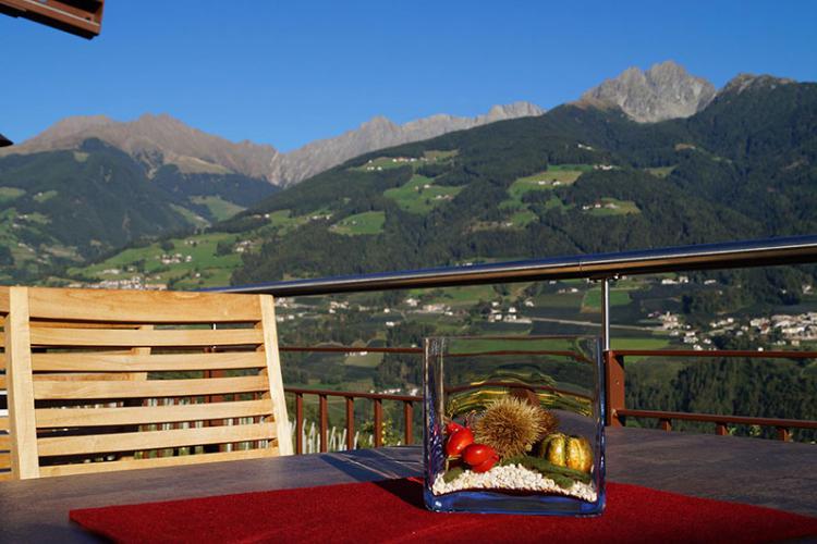 Terrazza soleggiata con panorama