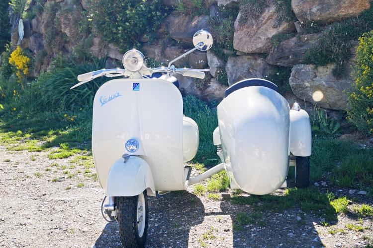 Vespa mit Beiwagen