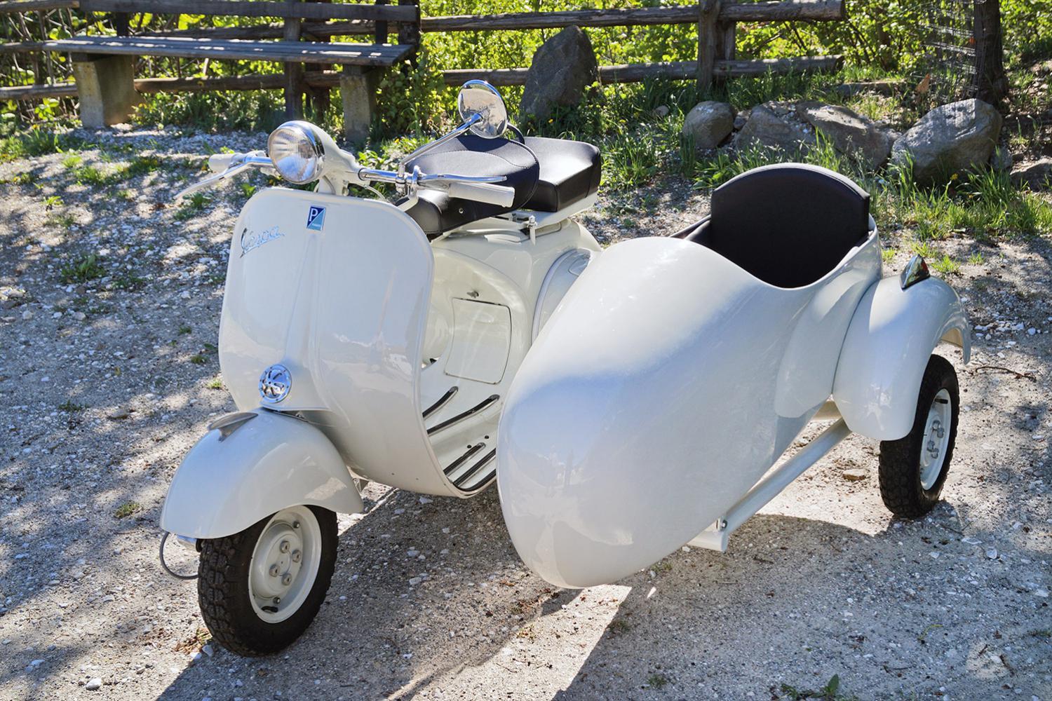 Oldtimer Vespa mit Beiwagen