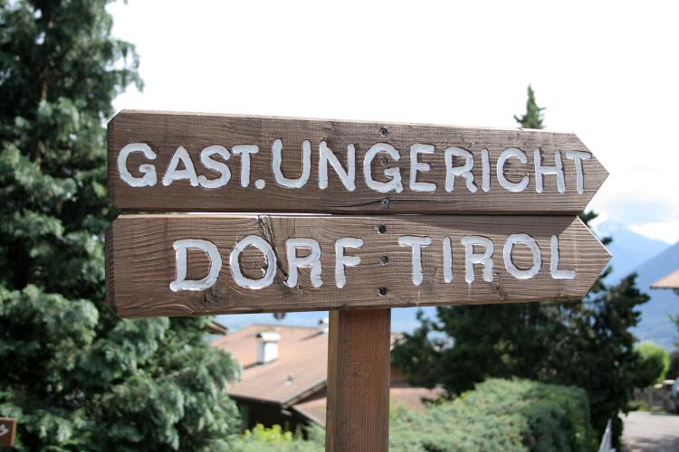 Wegweiser Dorf Tirol - Ungericht Hof
